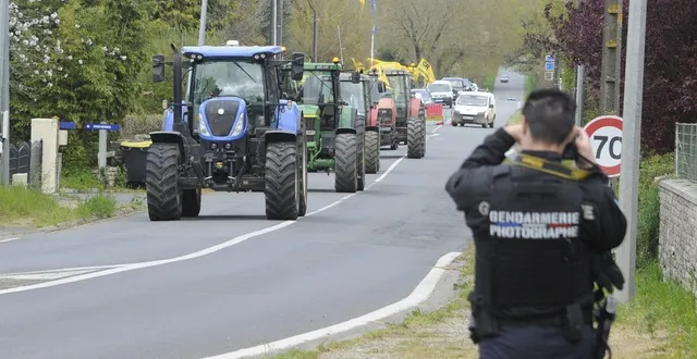 photo  à melle, ce samedi 28 mars. une dizaine de tracteurs de la coordination rurale ont rallié melle après un rassemblement organisé à sainte-soline dans la matinée.  &copy;  co - christophe bernard 