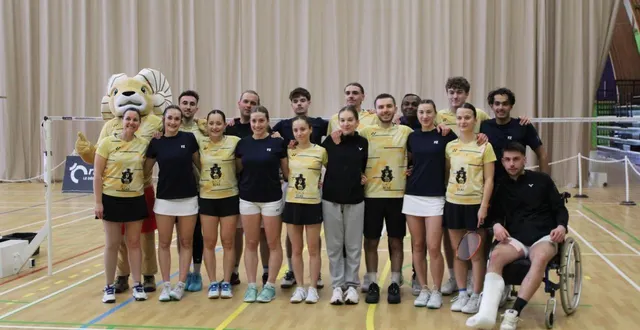 photo  les équipes de la baba61 et du cab alençon posant avec la mascotte alençonnaise avant le début de la rencontre.  &copy;  ouest-france 