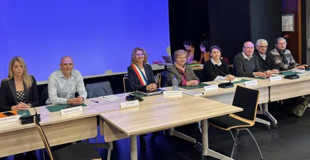 photo  les adjoints autour de véronique maillet, à nouveau ceinte de l’écharpe tricolore à bouchemaine.  &copy;  ouest-france 