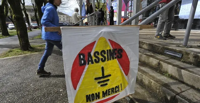 photo  les militants et sympathisants anti-bassines se sont retrouvés à l’espace metullum.  &copy;  co - christophe bernard 