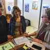 photo le mans, samedi 28 mars 2026. au salon de l’apprentissage des lycées publics, sacha mauduit, 17 ans, se renseigne auprès de delphine germain, psychologue au centre d’information et d’orientation (cio).