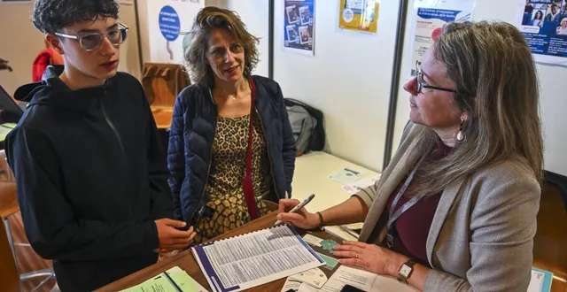 photo  le mans, samedi 28 mars 2026. au salon de l’apprentissage des lycées publics, sacha mauduit, 17 ans, se renseigne auprès de delphine germain, psychologue au centre d’information et d’orientation (cio).  &copy;  le maine libre – denis lambert 