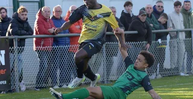 photo  max henry nicolas (ergué-gabéric) taclé par joachim lepage (alençon)  &copy;  alain vermeulen 