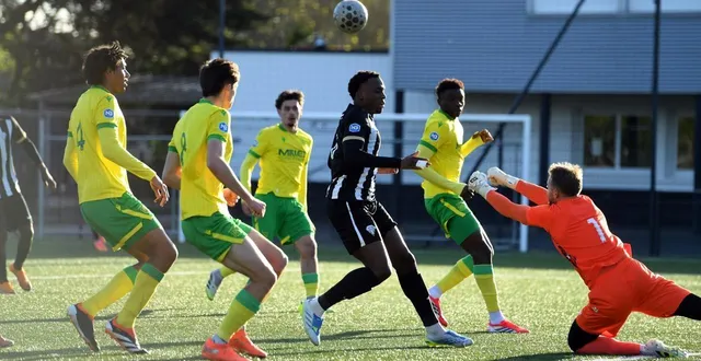 photo  emmanuel biumla était titulaire côté angevin.  &copy;  co - benjamin beneat 