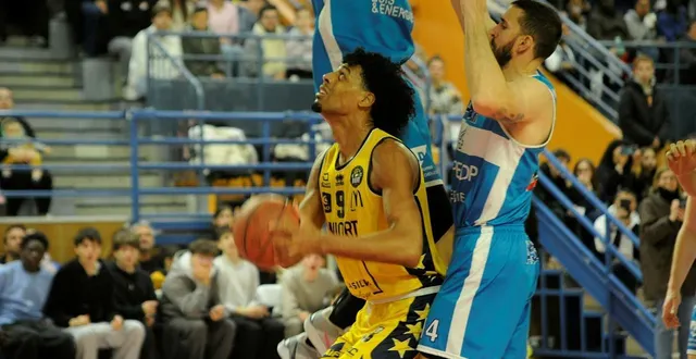 photo  malgré les 17 points de samuel alouekey, l’as niort a subi la loi d’horsarrieu.  &copy;  co - christophe bernard 