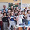 photo  les 22 élèves de la classe de cm2 d’anne coquereau s’engagent à respecter les règles d’internet apprises auprès de leurs formateurs. 
