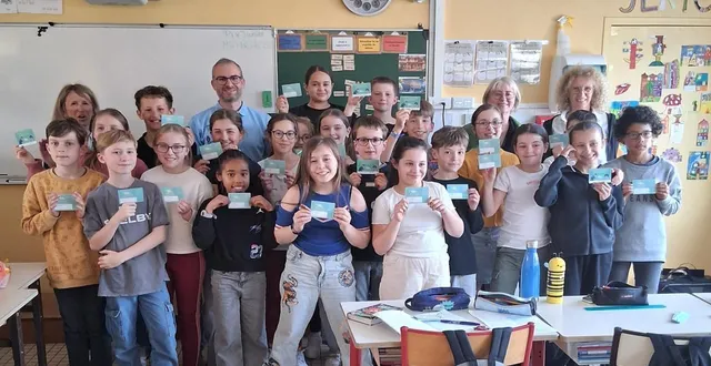 photo  les 22 élèves de la classe de cm2 d’anne coquereau s’engagent à respecter les règles d’internet apprises auprès de leurs formateurs.  &copy;  co 