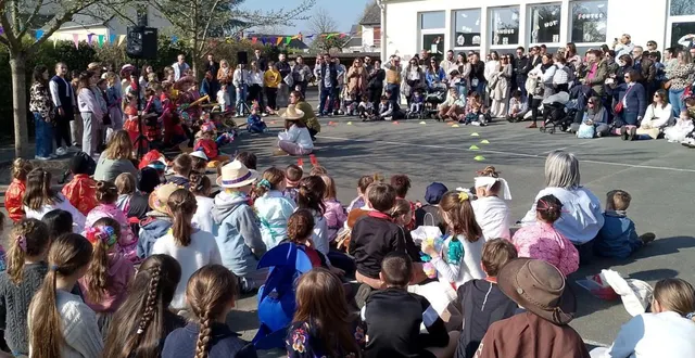photo  samedi 21 mars, l’équipe pédagogique de l’école paul-aguilé avait convié enfants et parents à une matinée portes ouvertes pour fêter le printemps et découvrir les installations. l’école compte 134 enfants répartis en six classes, de la petite section au cm2. le thème annuel étant la musique, avec le slogan « une année à not’ portée », c’est tout naturellement que les élèves ont interprété des chansons du monde avec une petite chorégraphie. pour d’éventuelles inscriptions, s’adresser à la directrice, marina grimault au 02 41 54 97 69  &copy;  co. 
