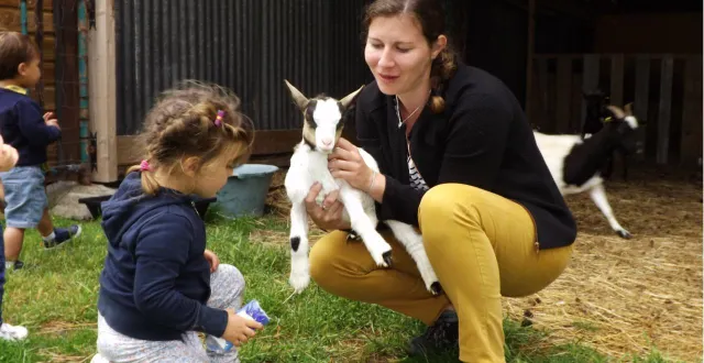 photo  à il était une ferme, les enfants peuvent donner le biberon aux agneaux.  &copy;  document remis 