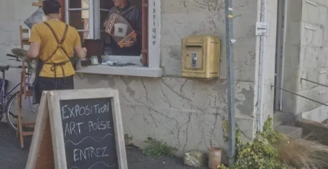 photo  pour la fin de son exposition, l’artiste jalo propose de peindre en direct au son de l’accordéon de bernard garet.  &copy;  co 