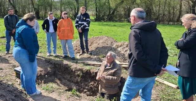 photo  christophe frebourg, dans la fosse, explique le terroir, la vie de la végétation ou encore le rôle d’animaux dans le sous-sol.  &copy;  co 