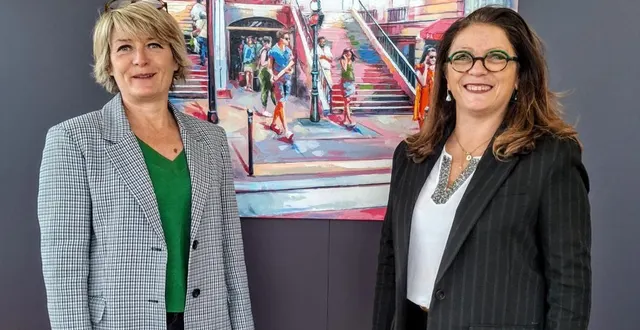 photo  sylvie et muriel gérard devant un tableau de sylvie.  &copy;  co 