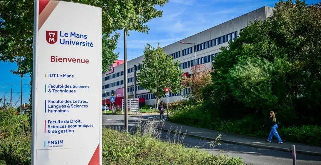 photo  la section fsu de l’université du mans dénonce le plan de retour à l’équilibre financier.  &copy;  photo le maine libre - yvon loué 