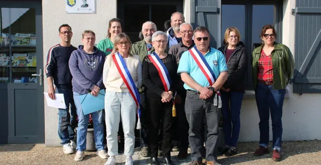 photo  yveline assier, au centre, entourée des adjoints et conseillers municipaux  &copy;  le maine libre 