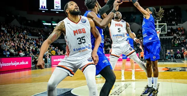 photo  tashawn thomas (n°35) et shannon bogues (n°5) contre le spartak subotica, le 16 décembre 2025, à antarès, en phase de poules de la ligue des champions de basket.  &copy;  photo : le maine libre - yvon loué 