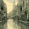 photo  la rue beaurepaire inondée en décembre 1910. « la plus grande crue depuis 1711 ». à droite, la maison au grand balcon ferme la cour des tourelles. c’était peut-être celle de jean ballain. 