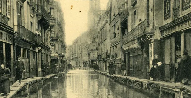 photo  la rue beaurepaire inondée en décembre 1910. « la plus grande crue depuis 1711 ». à droite, la maison au grand balcon ferme la cour des tourelles. c’était peut-être celle de jean ballain.  &copy;  archives patrimoniales angers, 4 fi 3585 