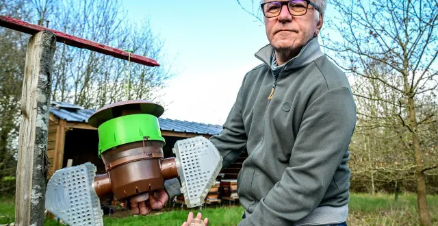 photo  changé, mercredi 25 mars 2026. luc breteau, l’un des techniciens du gdsa 72, préconise le piégeage des reines au printemps, avant que les choses ne se compliquent très sérieusement.  &copy;  le maine libre - yvon loué 