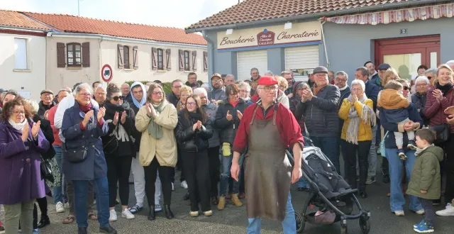 photo  dominique caillaud a reçu le soutien d’environ 130 personnes rassemblées devant sa boucherie, samedi 28 mars à combrand.  &copy;  co – nadège desquiens 