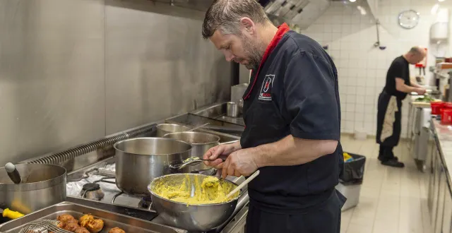 photo  les cuisines du restaurant « café jules » situé sur le port du pouliguen, en loire-atlantique, le mercredi 25 mars 2026. afin de faciliter le recrutement de serveurs et de cuisiniers saisonniers les gérants logent une partie de leur personnel. damien chef cuisinier du « café jules » est lui aussi logé par les gérants.  &copy;  mathieu pattier / ouest france 