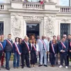 photo le conseil municipal de trélazé, en maine-et-loire, au complet sur le parvis de l’hôtel de ville samedi 28 mars 2026 au matin.