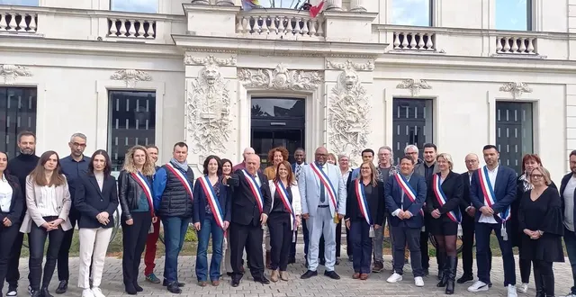 photo  le conseil municipal de trélazé, en maine-et-loire, au complet sur le parvis de l’hôtel de ville samedi 28 mars 2026 au matin.  &copy;  ouest-france 