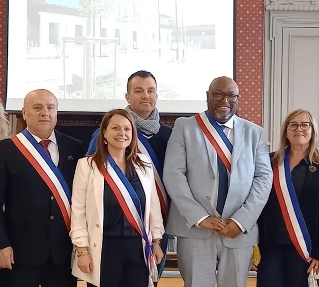 Le maire Lamine Naham entouré de ses neuf adjoints. De gauche à droite : Hachim Lakssibi, Aurélie Haugmard, Élise Lacosse, Izzet Albayrak, Magali Heurtin, Nicolas Chauvet, Lamine Naham, Véronique Pineau, Cindy Delanoë, et Sébastien Boussion. Ouest-France photo le maire lamine naham entouré de ses neuf adjoints. de gauche à droite : hachim lakssibi, aurélie haugmard, élise lacosse, izzet albayrak, magali heurtin, nicolas chauvet, lamine naham, véronique pineau, cindy delanoë, et sébastien boussion. © ouest-france