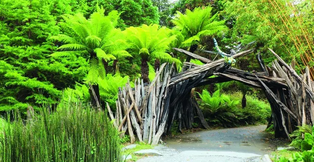 photo  à l’entrée du jardin, une libellule à taille réelle, « de l’époque », vous accueille. jets d’eau, brumisation entrent en jeu pour une humidité constante.  &copy;  karin maucotel 