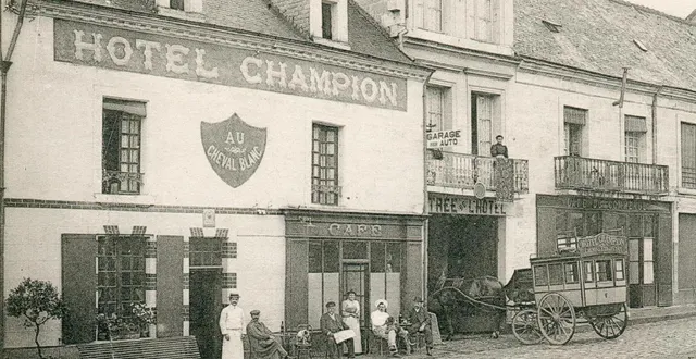 photo  entrée d’une voiture à cheval par le porche du cheval blanc vers 1900   &copy;  j. bouveret 