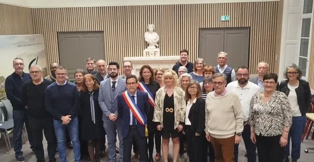photo  les 27 conseillers présents sur les 29 élus. deux écharpes tricolores : le nouveau maire de chalonnes-sur-loire, laurent froger et sa 1re adjointe virginie cochet.  &copy;  ouest-france 