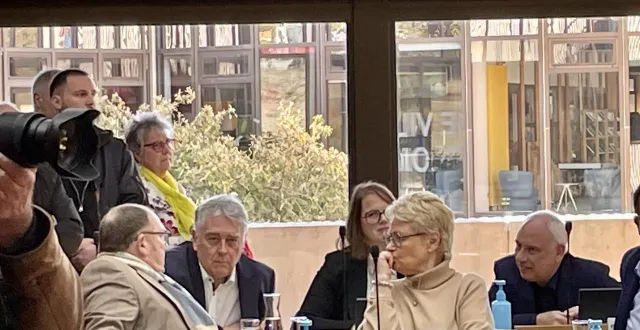 photo  cholet, dimanche 29 mars. gilles bourdouleix a pris place au conseil aux côtés de ses six colistiers.  &copy;  co - lucas rojouan 