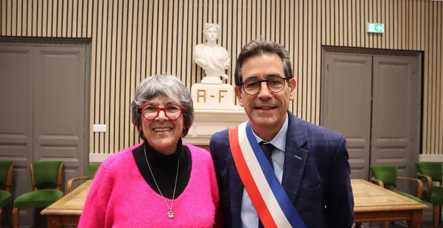 photo  marie-madeleine monnier a remis son écharpe de maire à laurent froger.  &copy;  co 