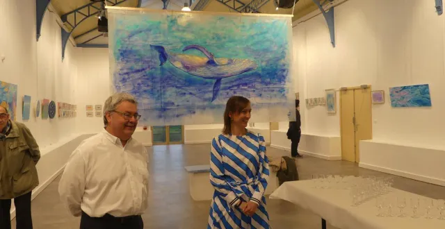 photo  devant « merveille », la peinture sur bâche de la baleine, samuel delanoë, maire d’ombrée d’anjou, et l’artiste tiphanie fiévet, vendredi 27 mars.  &copy;  co. 