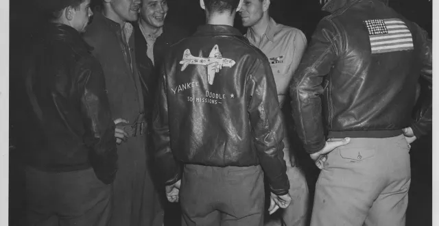 photo  de nombreux blousons et tenues de vol à partir de la seconde guerre mondiale, des mannequins et des panneaux seront exposés aux côtés des avions dans le hall principal du musée.  &copy;  document remis 