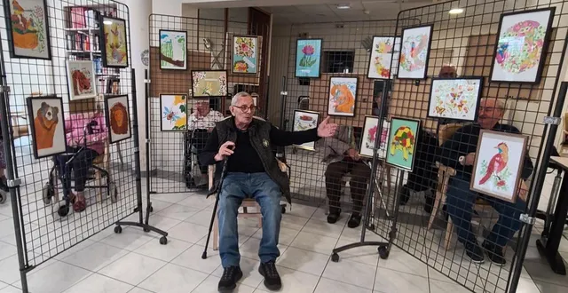 photo  pierre guesnon au milieu de l’exposition. il évoque sa joie qu’il exprime dans ses coloriages avec des couleurs vives.  &copy;  le maine libre 