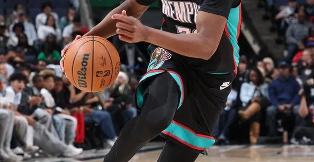 photo  adama bal a disputé son premier match nba, dans la nuit de ce samedi 28 à ce dimanche 29 mars 2026, contre les chicago bulls, au fedexforum de memphis.  &copy;  getty images via afp - joe murphy 