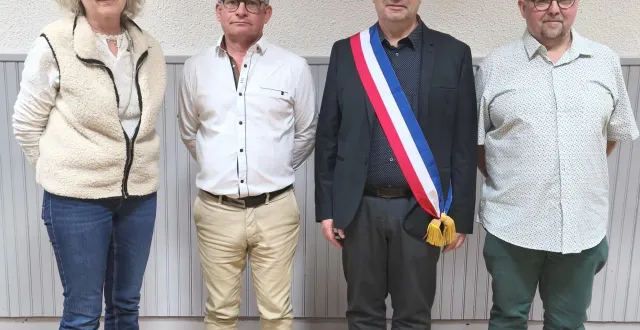 photo  le maire patrick goyer, entouré de ses adjoints emmanuel drouet (à dr), clémence lehugeur et stéphane planchais.  &copy;  le maine libre 