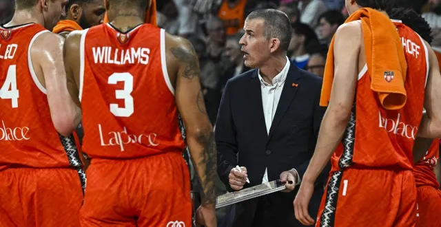 photo  l’entraîneur manceau guillaume vizade entouré de ses joueurs lors de la réception de boulazac en betclic élite, à antarès, samedi 21 mars.  &copy;  le maine libre - denis lambert 