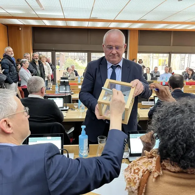 photo après le vote de la maire, place à celui de la maire déléguée et des adjoints.  ©  ouest-france