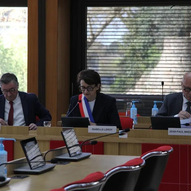 photo isabelle leroy a reçu son écharpe de maire. jean-paul brégeon, son binôme de campagne, a retrouvé son poste de premier adjoint.  ©  ouest-france