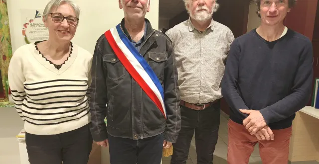 photo  le maire georges pavard, accompagné de ses adjoints claudine marais à gauche, jean hirschler et sébastien vallée à droite. absente sur la photo : nicole sidoli.  &copy;  le maine libre 