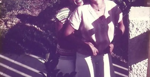 photo  nicole richard et sa sœur, geneviève bordet, quelques années avant son meurtre à maillé.  &copy;  archives personnelles 