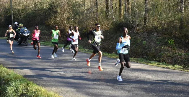 photo  abdelkarim ben zahra (dossard 3) est parti avec un petit peloton avant d’accélérer au 17e km.  &copy;  ouest-france 