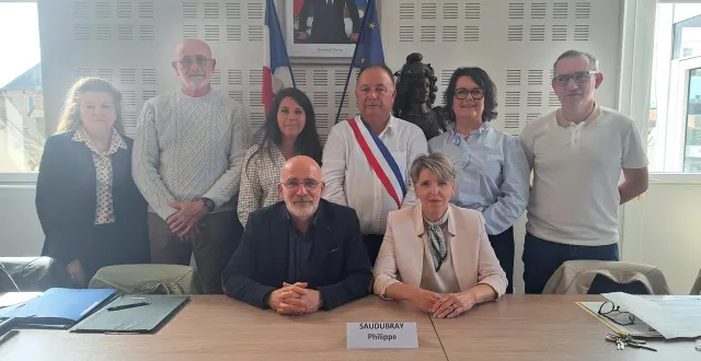 photo  philippe saudubray avec ses sept adjoints. assis, christophe michel et sylviane frénéhard. debout, de gauche à droite, valérie giraudeau, bertrand gentilleau, anne-sophie prévot, philippe saudubray, stéphanie le penven et anaël laurent.  &copy;  ouest-france 