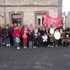 photo  des élus, parents d’élèves et enfants ont manifesté samedi à sainte-gauburge pour s’opposer au projet de fermeture d’une classe de l’école primaire de la vallée de la risle. 
