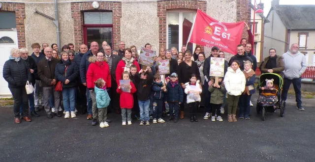 photo  des élus, parents d’élèves et enfants ont manifesté samedi à sainte-gauburge pour s’opposer au projet de fermeture d’une classe de l’école primaire de la vallée de la risle.  &copy;  ouest-france 