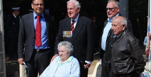 photo  rémi callet (à droite) avec, à sa droite, gérard cerisier, lors de l’hommage aux aviateurs en 2011 en présence en présence du maire frédéric mortier (à gauche), de ken hayman (frère du pilote tué dans le crash) et de marie robineau (témoin du crash et donatrice de la parcelle de terrain).   &copy;  archives 