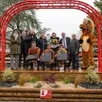 photo béatrice barbé (ex-maire de senonnes), en compagnie de daniel théard, président de l’association des courses de senonnes-pouancé, avec les trois premiers du prix de la municipalité et la mascotte senonny.