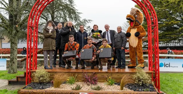 photo  béatrice barbé (ex-maire de senonnes), en compagnie de daniel théard, président de l’association des courses de senonnes-pouancé, avec les trois premiers du prix de la municipalité et la mascotte senonny.  &copy;  co 
