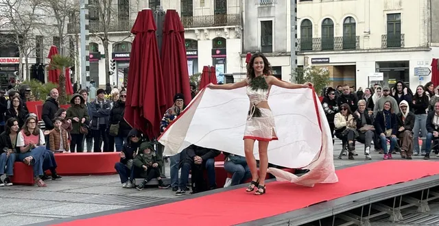 photo  samedi 28 mars 2026, l’association un tissu pour demain a organisé un défilé autour de la mode responsable, place travot à cholet (maine-et-loire).  &copy;  ouest-france 